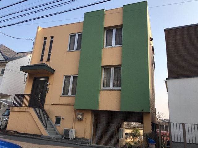 東京都大田区西嶺町の 鉄骨陸屋根3階建て家屋解体工事前の様子です。